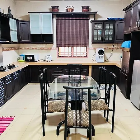 Homestay 4 Bilik Besar Dan Selesa By Hanihana Kuantan Exterior photo